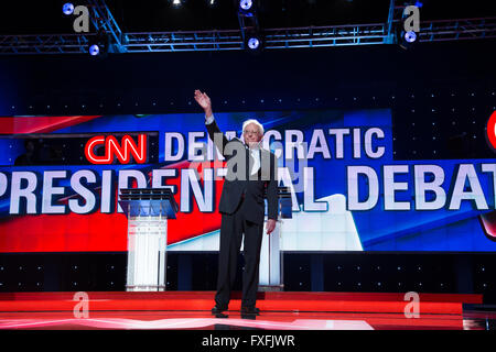 Brooklyn, USA. 14. April 2016. Bernie Sanders begrüßt das Publikum während der demokratischen Präsidentschafts-Debatte bei CNN. Bildnachweis: Louise Wateridge/Pacific Press/Alamy Live-Nachrichten Stockfoto