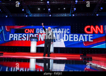Brooklyn, USA. 14. April 2016. Bernie Sanders begrüßt das Publikum während der demokratischen Präsidentschafts-Debatte bei CNN. Bildnachweis: Louise Wateridge/Pacific Press/Alamy Live-Nachrichten Stockfoto