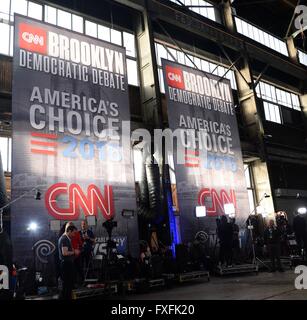 Brooklyn, NY, USA. 14. April 2016. Atmosphäre in Anwesenheit für CNN demokratischen primäre Präsidentendebatte, Brooklyn Navy Yard in Brooklyn, NY 14. April 2016. Bildnachweis: Eli Winston/Everett Collection/Alamy Live-Nachrichten Stockfoto
