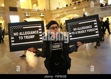 New York City, NY, USA. 14. April 2016. Eine Frau, die Anti-Trump Zeichen steht im Grand Central Station. Hunderte von Demonstranten protestierten republikanische Präsidentschaftskandidat Donald Trump in der Nähe von Grand Hyatt New York auf der 42nd Street und Lexington Avenue. Donald Trump wurde eingerichtet, um im Hotel für NY State Republican Gala, eine Spendenaktion hosting alle drei republikanische Kandidaten zu sprechen, das kostet $1.000 pro Platte. Die Proteste organisieren Gruppen einschließlich der muslimischen demokratischen Club of New York, United wir Traum Action und machen die Straße geholfen. Bildnachweis: ZUMA Press, Inc./Alamy Live-Nachrichten Stockfoto