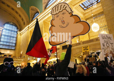 New York City, NY, USA. 14. April 2016. Demonstranten mit Anti-Trump Anzeichen durchgehen, Grand Central Station. Hunderte von Demonstranten protestierten republikanische Präsidentschaftskandidat Donald Trump in der Nähe von Grand Hyatt New York auf der 42nd Street und Lexington Avenue. Donald Trump wurde eingerichtet, um im Hotel für NY State Republican Gala, eine Spendenaktion hosting alle drei republikanische Kandidaten zu sprechen, das kostet $1.000 pro Platte. Die Proteste organisieren Gruppen einschließlich der muslimischen demokratischen Club of New York, United wir Traum Action und machen die Straße geholfen. Bildnachweis: ZUMA Press, Inc./Alamy Live-Nachrichten Stockfoto