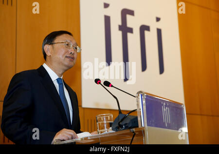 Paris, Frankreich. 14. April 2016. Chinesischen Staat Hofrat Yang Jiechi hält eine Rede während seines Besuchs im französischen Institut für internationale Beziehungen in Paris, Frankreich, 14. April 2016. Bildnachweis: Ye Pingfan/Xinhua/Alamy Live-Nachrichten Stockfoto