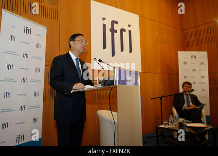 Paris, Frankreich. 14. April 2016. Chinesischen Staat Hofrat Yang Jiechi hält eine Rede während seines Besuchs im französischen Institut für internationale Beziehungen in Paris, Frankreich, 14. April 2016. Bildnachweis: Ye Pingfan/Xinhua/Alamy Live-Nachrichten Stockfoto