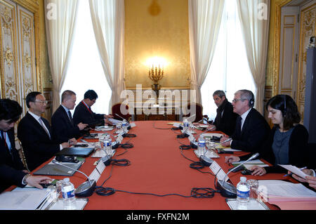 Paris, Frankreich. 14. April 2016. Chinesischen Staat Hofrat Yang Jiechi (2 L) und diplomatischer Berater von Präsident Jacques Audibert Französisch (2. R) besuchen die neue Runde des Sino-französischen strategischen Dialogs in Paris, Frankreich, 14. April 2016 statt. Yang und Audibert vereinbart am Donnerstag, dass die beiden Länder strategische Kommunikation und Koordination bei der Aufnahme des anderen Kerninteressen und Hauptanliegen behalten sollte. © Ihr Pingfan/Xinhua/Alamy Live-Nachrichten Stockfoto