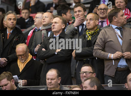 Liverpool, Vereinigtes Königreich. 14. April 2016. Borussia Dortmunds CEO Hans-Joachim Watzke (C) sieht man auf der Tribüne während der Fußball-UEFA Europa League Viertel Finale Spiel zwischen Liverpool FC und Borussia Dortmund im Anfield-Stadion in Liverpool, North West England 14. April 2016. Bildnachweis: Dpa picture Alliance/Alamy Live News Stockfoto