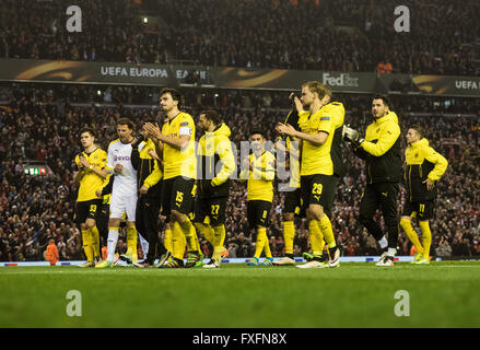 Liverpool, Vereinigtes Königreich. 14. April 2016. Die Dortmunder Spieler reagieren nach dem Verlust der UEFA Europa League Viertel Finale Fußball match zwischen Liverpool FC und Borussia Dortmund im Anfield-Stadion in Liverpool, North West England 14. April 2016. Bildnachweis: Dpa picture Alliance/Alamy Live News Stockfoto