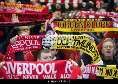 Liverpool, Vereinigtes Königreich. 14. April 2016. Liverpool Fans jubeln während der Fußball-UEFA Europa League Viertel Finale match zwischen Liverpool FC und Borussia Dortmund im Anfield-Stadion in Liverpool, North West England 14. April 2016. Bildnachweis: Dpa picture Alliance/Alamy Live News Stockfoto