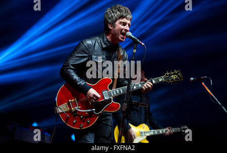 München, Deutschland. 13. April 2016. Noel Gallagher von der britischen Gruppe High Flying Birds führt in München, 13. April 2016. Foto: Sven Hoppe/Dpa/Alamy Live News Stockfoto