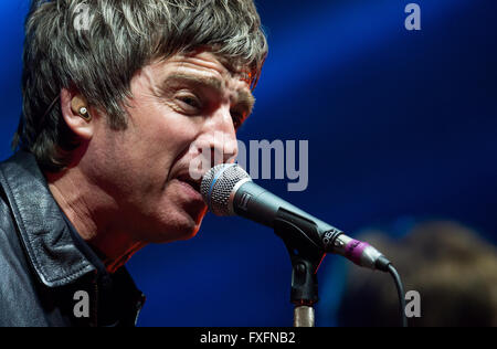 München, Deutschland. 13. April 2016. Noel Gallagher von der britischen Gruppe High Flying Birds führt in München, 13. April 2016. Foto: Sven Hoppe/Dpa/Alamy Live News Stockfoto