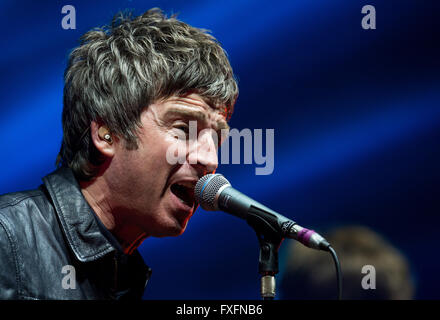 München, Deutschland. 13. April 2016. Noel Gallagher von der britischen Gruppe High Flying Birds führt in München, 13. April 2016. Foto: Sven Hoppe/Dpa/Alamy Live News Stockfoto