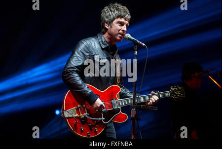 München, Deutschland. 13. April 2016. Noel Gallagher von der britischen Gruppe High Flying Birds führt in München, 13. April 2016. Foto: Sven Hoppe/Dpa/Alamy Live News Stockfoto