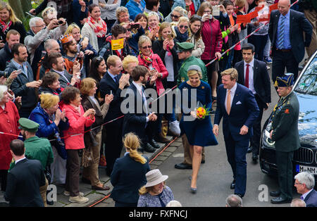 Königin Maxima (M) Und König Willem-Alexander (M) der Niederlande Werden bin 14.04.2016 in Nürnberg (Bayern) Vor Dem Justizpalast von Zuschauern Mit Blumen Begrüßt. Das Königspaar Hält Sich Zu Einem Zweitägigen Besuch in Bayern Auf. Foto: Nicolas Armer/Dpa - NO-Draht-Dienst- Stockfoto