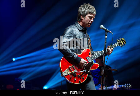 München, Deutschland. 13. April 2016. Noel Gallagher von der britischen Gruppe High Flying Birds führt in München, 13. April 2016. Foto: Sven Hoppe/Dpa/Alamy Live News Stockfoto
