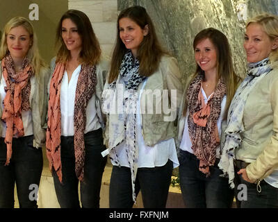 Cluj-Napoca, Rumänien. 14. April 2016. Die deutsche Fed-Cup-Team (l-R) Angelique Kerber, Andrea Petkovic, Julia Görges, Annika Beck und Coach Barbara Rittner darstellen während einer Präsentation in Cluj-Napoca, Rumänien, 14. April 2016. Foto: Wolfgang Müller/Dpa (Achtung Redaktion: beste Qualität) / Dpa/Alamy Live News Stockfoto