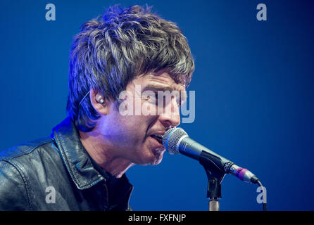 München, Deutschland. 13. April 2016. Noel Gallagher von der britischen Gruppe High Flying Birds führt in München, 13. April 2016. Foto: Sven Hoppe/Dpa/Alamy Live News Stockfoto