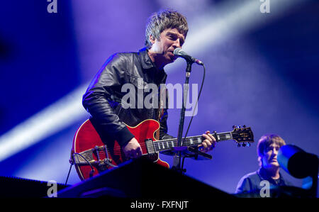 München, Deutschland. 13. April 2016. Noel Gallagher von der britischen Gruppe High Flying Birds führt in München, 13. April 2016. Foto: Sven Hoppe/Dpa/Alamy Live News Stockfoto