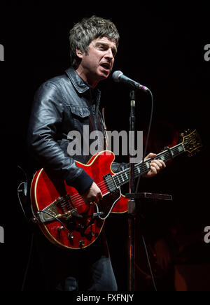 München, Deutschland. 13. April 2016. Noel Gallagher von der britischen Gruppe High Flying Birds führt in München, 13. April 2016. Foto: Sven Hoppe/Dpa/Alamy Live News Stockfoto