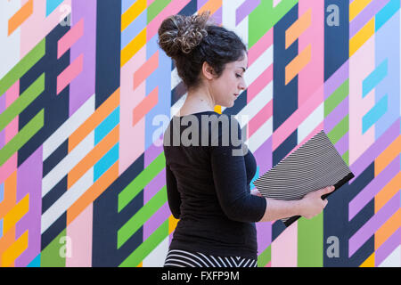 Edinburgh, UK. 15. April 2016. Eine leistungsstarke lebendige Darstellung der Bilder, die mehr als 50 Jahren in der Karriere des berühmten britischen Künstlers Bridget Riley umfassen wird, soll an die Scottish National Galerie Modern Art in diesem Frühjahr eröffnet.  Bridget Riley ist eines der bedeutendsten und einflussreichsten Künstlerinnen der Gegenwart. Geboren in London im Jahre 1931, ihre Experimente mit optischen Bewegung in der Malerei, stammen aus den frühen 1960er Jahren, ihr einen internationalen Ruf erworben. Bildnachweis: Richard Dyson/Alamy Live-Nachrichten Stockfoto