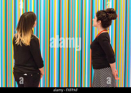 Edinburgh, UK. 15. April 2016. Eine leistungsstarke lebendige Darstellung der Bilder, die mehr als 50 Jahren in der Karriere des berühmten britischen Künstlers Bridget Riley umfassen wird, soll an die Scottish National Galerie Modern Art in diesem Frühjahr eröffnet.  Bridget Riley ist eines der bedeutendsten und einflussreichsten Künstlerinnen der Gegenwart. Geboren in London im Jahre 1931, ihre Experimente mit optischen Bewegung in der Malerei, stammen aus den frühen 1960er Jahren, ihr einen internationalen Ruf erworben. Bildnachweis: Richard Dyson/Alamy Live-Nachrichten Stockfoto