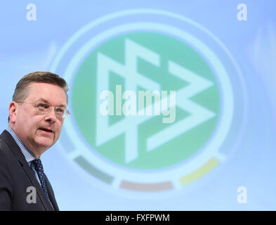 Neu gewählte geht Präsident des deutschen Fußball-Bundes (DFB), Reinhard Grindel, vorbei an dem DFB-Logo nach seiner Wahl während der außerordentlichen DFB-Bundestag (National Conference) in Frankfurt/Main, Deutschland, 15. April 2016. Foto: Arne Dedert/dpa Stockfoto