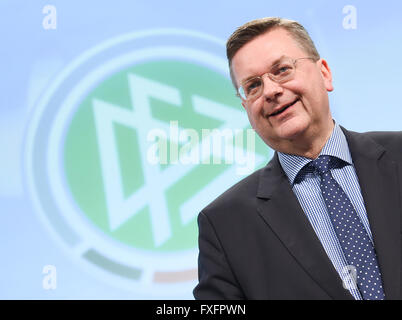 Neu gewählte Präsident des deutschen Fußball Verband (DFB), Reinhard Grindel, lächelt nach seiner Wahl während der außerordentlichen DFB-Bundestag (National Conference) in Frankfurt/Main, Deutschland, 15. April 2016. Foto: Arne Dedert/dpa Stockfoto