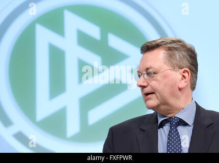 Neu gewählte steht Präsident des deutschen Fußball-Bundes (DFB), Reinhard Grindel, auf der Bühne nach seiner Wahl während der außerordentlichen DFB Bundestag (National Conference) in Frankfurt/Main, Deutschland, 15. April 2016. Foto: Arne Dedert/dpa Stockfoto