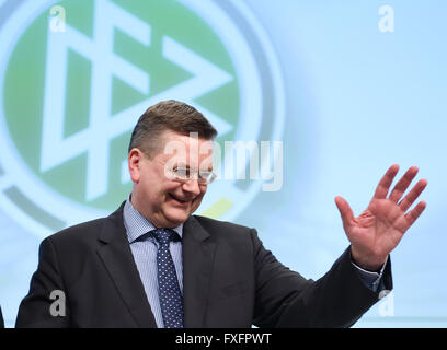 Neu gewählter Präsident des deutschen Fußball-Bundes (DFB), Reinhard Grindel, steht vor dem DFB-Logo nach seiner Wahl während der außerordentlichen DFB-Bundestag (National Conference) in Frankfurt/Main, Deutschland, 15. April 2016. Foto: Arne Dedert/dpa Stockfoto