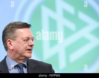 Neu gewählter Präsident des deutschen Fußball-Bundes (DFB), Reinhard Grindel, steht vor dem DFB-Logo nach seiner Wahl während der außerordentlichen DFB-Bundestag (National Conference) in Frankfurt/Main, Deutschland, 15. April 2016. Foto: Arne Dedert/dpa Stockfoto