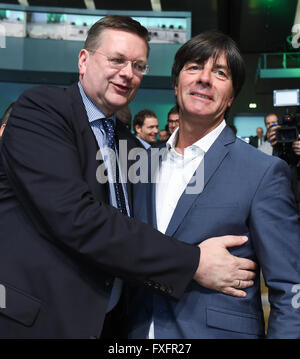 Frankfurt am Main, Deutschland. 15. April 2016. Der Cheftrainer der deutschen Fußball-Nationalmannschaft Joachim Loew gratuliert den neugewählten Präsidenten des deutschen Fußball-Bundes (DFB), Reinhard Grindel (L) während der außerordentlichen DFB Bundestag (National Conference) in Frankfurt/Main, Deutschland, 15. April 2016. Bildnachweis: Dpa picture Alliance/Alamy Live News Stockfoto