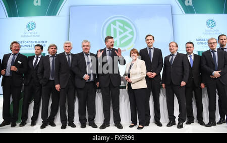 Der neu gewählte Präsident des deutschen Fußball-Bundes (DFB), Reinhard Grindel (C), steht zwischen Mitgliedern des DFB-Präsidiums während der außerordentlichen DFB Bundestag (National Conference) in Frankfurt/Main, Deutschland, 15. April 2016. Foto: Arne Dedert/dpa Stockfoto