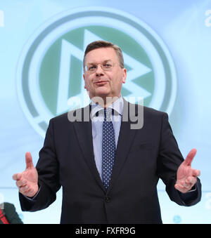 Der neu gewählte Präsident des deutschen Fußball-Bundes (DFB), Reinhard Grindel vor ein DFB-Logo während der außerordentlichen DFB Bundestag (National Conference) in Frankfurt/Main, Deutschland, 15. April 2016 steht. Foto: Arne Dedert/dpa Stockfoto