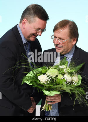 Der erste Vizepräsident des DFB, Rainer Koch (R), gratuliert den neugewählten Präsidenten des deutschen Fußball-Bundes (DFB), Reinhard Grindel (L), während der außerordentlichen DFB Bundestag (National Conference) in Frankfurt/Main, Deutschland, 15. April 2016. Foto: Arne Dedert/dpa Stockfoto