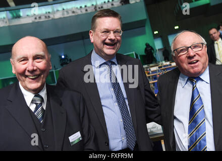 Der neu gewählte Präsident des deutschen Fußball-Bundes (DFB), Reinhard Grindel (C), steht zwischen Fußball-Weltmeister von 1954 Horst Eckel (L) und DFB ehrenamtliche Kapitän Uwe Seeler während der außerordentlichen DFB Bundestag (National Conference) in Frankfurt/Main, Deutschland, 15. April 2016. Foto: Arne Dedert/dpa Stockfoto