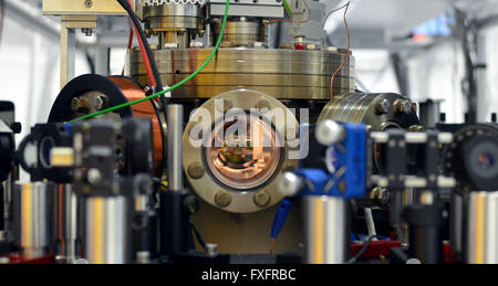 HANDOUT - ein undatiertes Handout Bild, zur Verfügung gestellt von Johannes Gutenberg-Universität Mainz, zeigt ein Vakuum Champer mit einer sogenannten Atom-Falle im Inneren. Konstantstromquelle Weltmotor wurde von einem Team von ethnographisch, nach der deutsche Wissenschaftler Anweisung gebaut. Diese winzige Maschine setzt sich aus nur ein Atom und ist in der Lage, Wärme in Strom umwandeln, erklärt Universität Erlangen-Nürnberg am 15. April 2016. Physiker haben über das gemeinsame Projekt der Universität Erlangen-Nürnberg und der Universitäten in Mainz und Kassel, im Wissenschaftsmagazin "Science" berichtet. Foto: AG Quantum/Johannes G Stockfoto