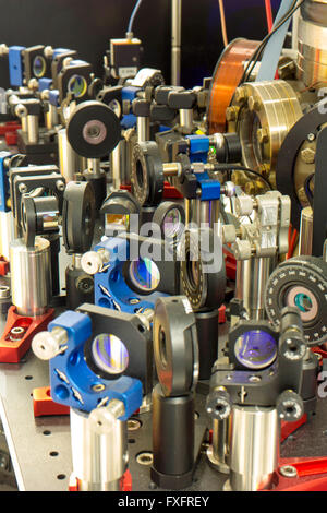 HANDOUT - ein undatiertes Handout-Bild zur Verfügung gestellt von Johannes Gutenberg-Universität Mainz, zeigt ein Lase-System, das wiederum heizt und kühlt ein Atom. Konstantstromquelle Weltmotor wurde von einem Team von ethnographisch, nach der deutsche Wissenschaftler Anweisung gebaut. Diese winzige Maschine setzt sich aus nur ein Atom und ist in der Lage, Wärme in Strom umwandeln, erklärt Universität Erlangen-Nürnberg am 15. April 2016. Physiker haben über das gemeinsame Projekt der Universität Erlangen-Nürnberg und der Universitäten in Mainz und Kassel, im Wissenschaftsmagazin "Science" berichtet. Foto: AG Quantum/Jo Stockfoto