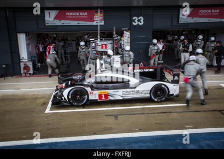 Silverstone im Vereinigten Königreich. 15. April 2016. Der No1 Porsche 919 Hybrid bei einem Boxenstopp in der ersten freien Praxis Credit: Steven Reh/Alamy Live News Stockfoto