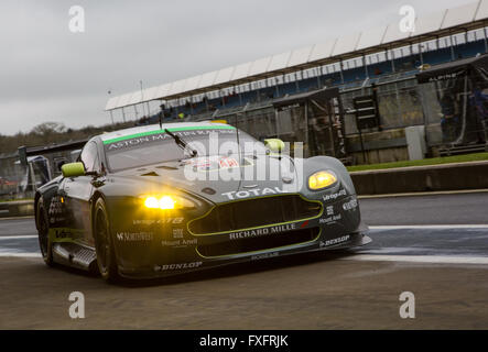 Silverstone im Vereinigten Königreich. 15. April 2016. No98 Aston Martin V8 Vantage kommt für einen Boxenstopp Credit: Steven Reh/Alamy Live News Stockfoto