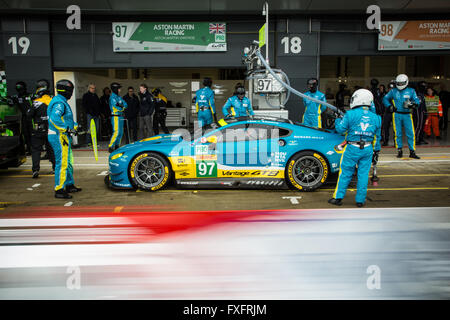 Silverstone im Vereinigten Königreich. 15. April 2016. Die No97 Aston Martin GTE bei einem Boxenstopp im Freien praktizieren ein Credit: Steven Reh/Alamy Live News Stockfoto