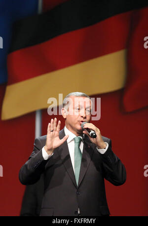 (Datei) - eine Archiv-Bild vom 24. Mai 2014, zeigt der türkische Präsident Recep Tayyip Erdogan spricht bei einer Veranstaltung in der Lanxes Arena in Köln. Die Bundesregierung hat dem türkischen Antrag auf rechtliche Strafverfahren gegen deutsche Satiriker Jan Boehmermann wegen Verleumdung des türkischen Staatschefs, deutsche Bundeskanzlerin Angela Merkel (CDU) erklärte in Berlin, Deutschland, am 15. April 2016 ermöglichen eingeräumt. Foto: Oliver Berg/dpa Stockfoto