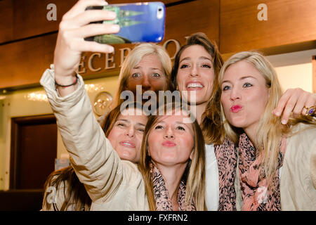 Die deutsche Fed-Cup-Team Trainer nehmen Barbara Rittner (oben, R, unten l-R) Andrea Petkovic und Angelique Kerber, Julia Goerges, Annika Beck ein Selfie Bild vor der Team-Abendessen-Veranstaltung in der Relegation Tennis match Rumänien Vs Deutschland in Cluj-Napoca, Rumänien. 14. April 2016. Foto: Frank Molter/dpa Stockfoto