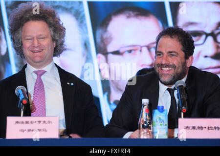 Peking, China. 15. April 2016. Brett Ratner (R), executive Producer von "The Revenant" und deutsche Regisseur Florian Henckel von Donnersmarck an eine Pressekonferenz der internationalen Jury der Tiantan Award des 6. Beijing International Film Festival in Peking, Hauptstadt von China, 15. April 2016 teilnehmen. Das Filmfestival findet in Peking vom 16. April bis 23. © Cai Yang/Xinhua/Alamy Live-Nachrichten Stockfoto