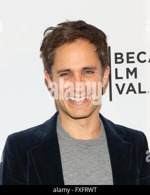 New York, NY, USA. 14. April 2016. Gael Garcia im Ankunftsbereich für wahnsinnig Premiere beim 2016 Tribeca Film Festival, Fliege Chelsea Kinos, New York, NY 14. April 2016. © Andres Otero/Everett Collection/Alamy Live-Nachrichten Stockfoto