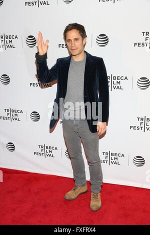 New York, NY, USA. 14. April 2016. Gael Garcia im Ankunftsbereich für wahnsinnig Premiere beim 2016 Tribeca Film Festival, Fliege Chelsea Kinos, New York, NY 14. April 2016. © Andres Otero/Everett Collection/Alamy Live-Nachrichten Stockfoto