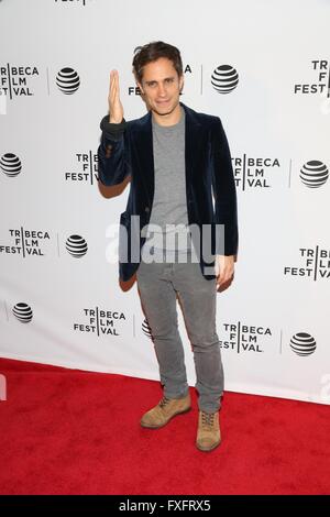 New York, NY, USA. 14. April 2016. Gael Garcia im Ankunftsbereich für wahnsinnig Premiere beim 2016 Tribeca Film Festival, Fliege Chelsea Kinos, New York, NY 14. April 2016. © Andres Otero/Everett Collection/Alamy Live-Nachrichten Stockfoto