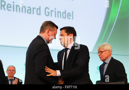 DFB-Vize-Präsidenten Reinhard Rauball und Christian Seifert gratulieren neu gewählte Präsident Reinhard Grindel während der außerordentliche DFB-Bundestag im Congress Center der Messe Frankfurt am 15. April 2016 in Frankfurt Am Main, Deutschland. Foto: ALEX GRIMM/dpa Stockfoto