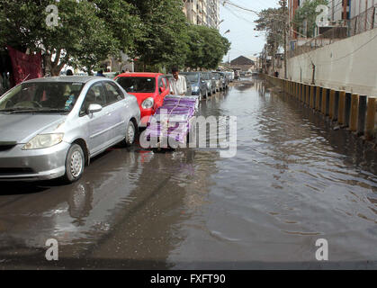 Pendler, die stagnierende Kanalisation Wasser zeigen die Fahrlässigkeit der betreffenden Abteilung, von der Ringmauer der State Bank of Pakistan in Karachi auf Freitag, 15. April 2016 auf der Durchreise. Stockfoto