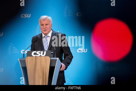 Bayerische Ministerpräsident Minsiter Horst Seehofer im Rahmen einer Pressekonferenz mit Bundesministerin für auswärtige Angelegenheiten Sebastian Kurz in München, Deutschland, 15. April 2016. Thema der Konferenz waren unter anderem die Flüchtlingspolitik. Foto: SVEN HOPPE/dpa Stockfoto