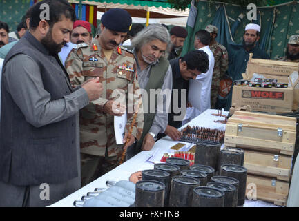 Innenminister für die Überprüfung der Balochistan Sarfaraz Bugti beschlagnahmt Munition und Krieg-Tools von Schurken bei Suchvorgängen in verschiedenen Teilen von Balochistan, F.C Hauptquartier in Quetta auf Freitag, 15. April 2016 erholt. Stockfoto