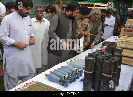 Innenminister für die Überprüfung der Balochistan Sarfaraz Bugti beschlagnahmt Munition und Krieg-Tools von Schurken bei Suchvorgängen in verschiedenen Teilen von Balochistan, F.C Hauptquartier in Quetta auf Freitag, 15. April 2016 erholt. Stockfoto