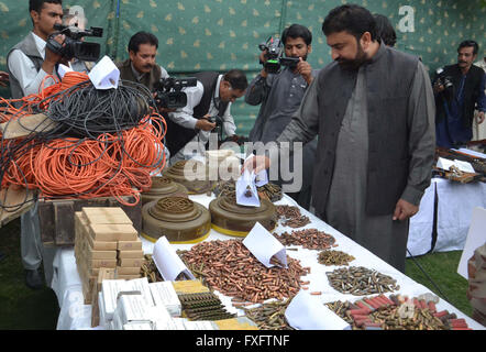 Innenminister für die Überprüfung der Balochistan Sarfaraz Bugti beschlagnahmt Munition und Krieg-Tools von Schurken bei Suchvorgängen in verschiedenen Teilen von Balochistan, F.C Hauptquartier in Quetta auf Freitag, 15. April 2016 erholt. Stockfoto